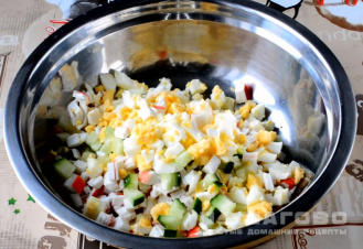 Фото приготовления рецепта: Салат с кукурузой и крабовыми палочками - шаг 1