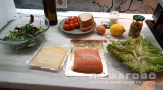 Фото приготовления рецепта: Салат «Цезарь» с лососем и соком лимона - шаг 1