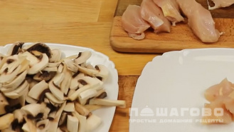 Фото приготовления рецепта: Лоранский пирог Киш с курицей с грибами - шаг 2