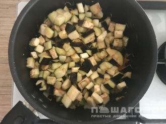 Фото приготовления рецепта: Салат с баклажанами и фасолью на зиму - шаг 9