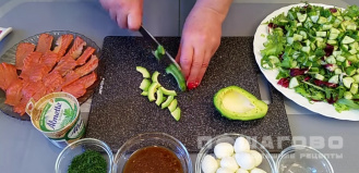 Фото приготовления рецепта: Салат с авокадо и красной рыбой - шаг 4