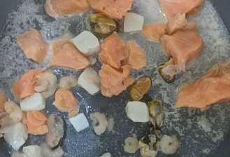 Фото приготовления рецепта: Теплый салат с морепродуктами - шаг 2