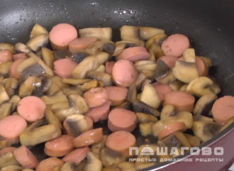Фото приготовления рецепта: Яичница с шампиньонами, колбасками и сыром - шаг 2