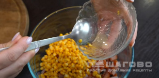 Фото приготовления рецепта: Салат из кукурузы и корейской моркови - шаг 3