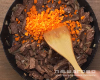 Фото приготовления рецепта: Мясо с подливкой на сковороде - шаг 2