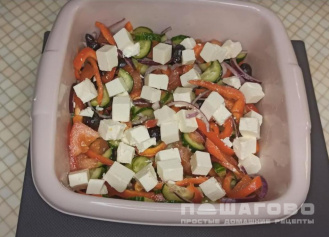Фото приготовления рецепта: Греческий салат с брынзой - шаг 7