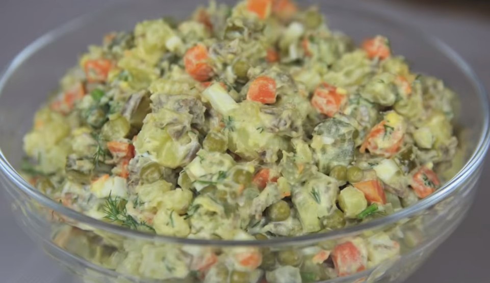 Оливье с говядиной и солеными огурцами