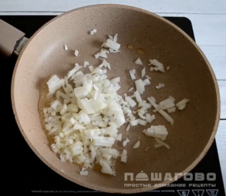 Фото приготовления рецепта: Паста с шампиньонами и беконом в сливочном соусе - шаг 2