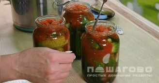 Фото приготовления рецепта: Огурцы в томатной заливке - шаг 5