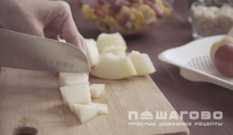 Фото приготовления рецепта: Фруктовый салат с мороженым - шаг 4