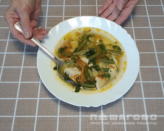 Фото приготовления рецепта: Суп куриный с фасолью - шаг 4