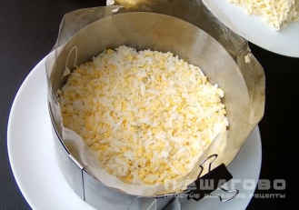 Фото приготовления рецепта: Салат «Мимоза» с плавленым сыром - шаг 4