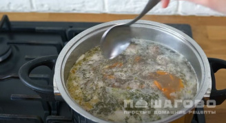 Фото приготовления рецепта: Суп с фрикадельками с рисом - шаг 12