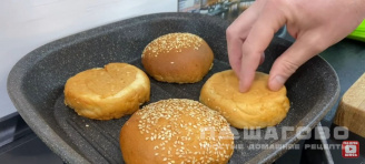 Фото приготовления рецепта: Домашние гамбургеры с маринованными огурцами - шаг 3