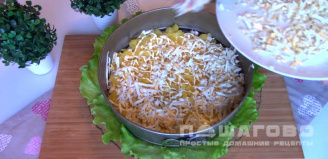 Фото приготовления рецепта: Новогодний салат с курицей, сыром и ананасами - шаг 6
