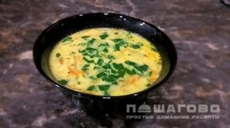 Фото приготовления рецепта: Сырный суп с курицей, шампиньонами и гренками - шаг 4