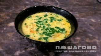 Фото приготовления рецепта: Сырный суп с курицей, шампиньонами и гренками - шаг 4