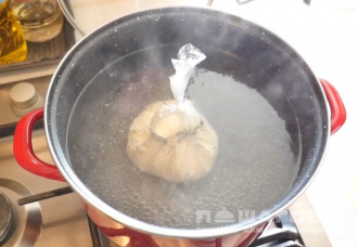 Фото приготовления рецепта: Вареный омлет в пакете - шаг 2