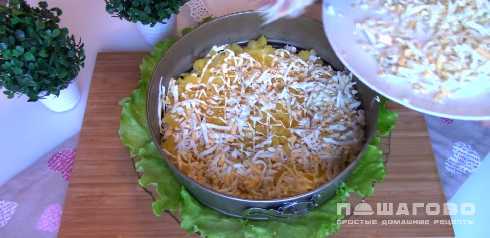 Фото приготовления рецепта: Новогодний салат с курицей, сыром и ананасами - шаг 6