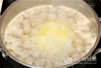 Фото приготовления рецепта: Суп с фрикадельками и грибами - шаг 3