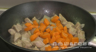 Фото приготовления рецепта: Жаркое со свининой, грибами и овощами - шаг 3