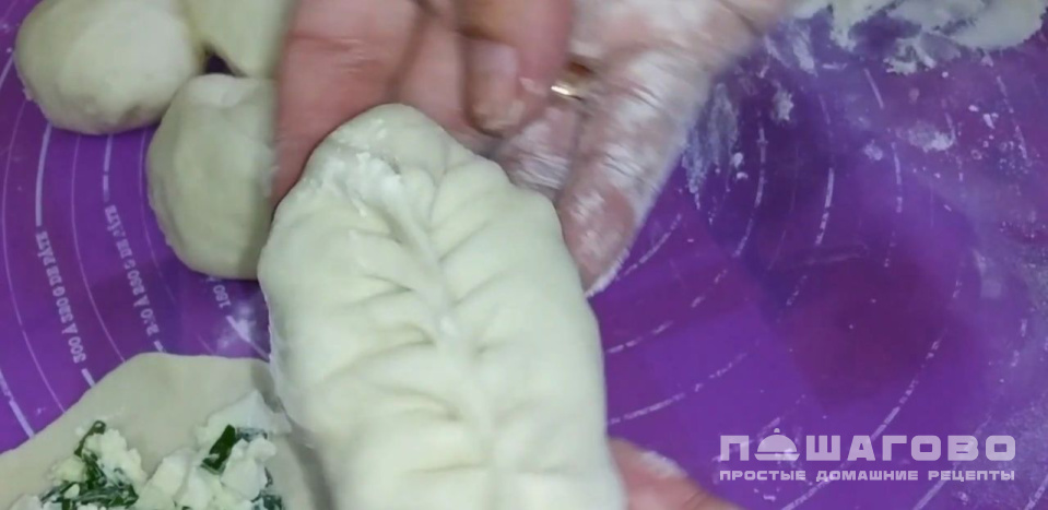 Фото приготовления рецепта: Бабушкины пирожки с сыром и яйцом - шаг 14