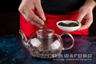 Фото приготовления рецепта: Чай с голубикой - шаг 3