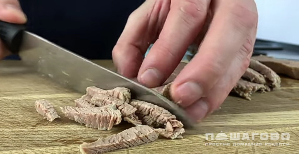 Фото приготовления рецепта: Салат с мясом и солеными огурцами - шаг 1