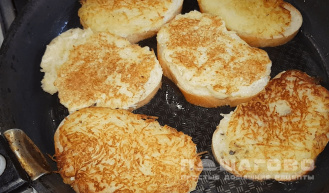 Фото приготовления рецепта: Жареные бутерброды с картошкой на завтрак - шаг 2