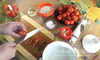Фото приготовления рецепта: Хреновая закуска из помидор - шаг 1