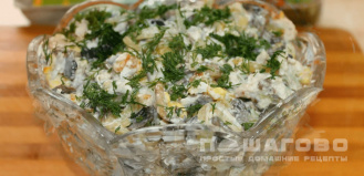 Фото приготовления рецепта: Салат с курицей и грибами - шаг 7