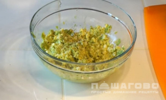 Фото приготовления рецепта: Салат из авокадо и яиц - шаг 2