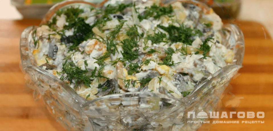 Фото приготовления рецепта: Салат с курицей и грибами - шаг 7