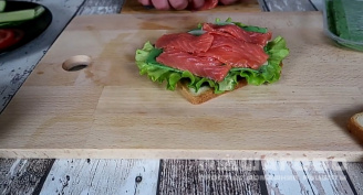 Фото приготовления рецепта: Сэндвич с семгой - шаг 8