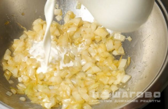 Фото приготовления рецепта: Рис с шампиньонами и цуккини - шаг 2