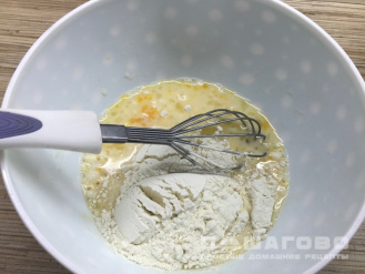 Фото приготовления рецепта: Мини панкейки оладушки на молоке - шаг 3