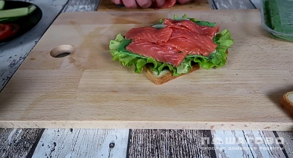 Фото приготовления рецепта: Сэндвич с семгой - шаг 8