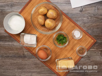 Фото приготовления рецепта: Картофельные лепешки с зеленым луком и сметаной - шаг 1