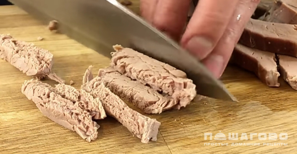 Фото приготовления рецепта: Салат со свининой и огурцами - шаг 9