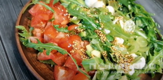 Фото приготовления рецепта: Овощной салат с моцареллой, кунжутом и пикатной заправкой - шаг 5