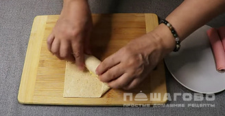 Фото приготовления рецепта: Сосиска в лаваше с сыром - шаг 4
