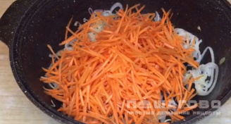 Фото приготовления рецепта: Теплый салат с фасолью и морковью - шаг 2