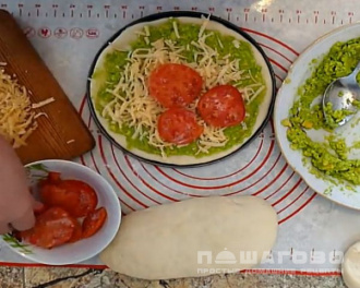 Фото приготовления рецепта: Пицца с авокадо и помидорами - шаг 6