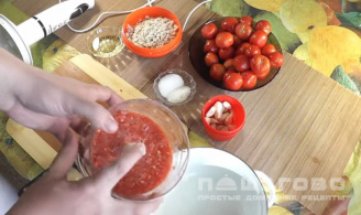 Фото приготовления рецепта: Хреновая закуска из помидор - шаг 2