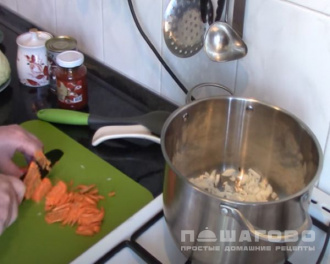 Фото приготовления рецепта: Щи с тушенкой из свежей капусты - шаг 1