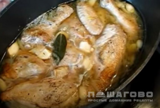 Фото приготовления рецепта: Курица в соусе с чесноком - шаг 6
