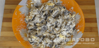 Фото приготовления рецепта: Салат с курицей и грибами - шаг 6