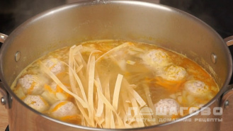 Фото приготовления рецепта: Суп с фрикадельками с лапшой - шаг 3