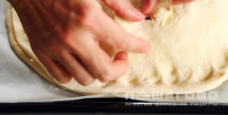 Фото приготовления рецепта: Итальянская пицца Кальцоне с салями и творогом - шаг 6