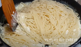 Фото приготовления рецепта: Спагетти с сырным соусом - шаг 4